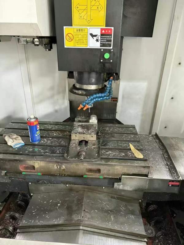 广东钜匠VH850L加工中心，2022年11月出厂，使用3000个.