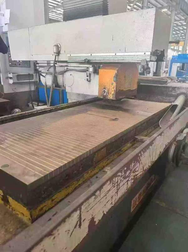 桂北7163平面磨床一台、工作台     ，2020年出厂，闲.