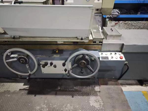 在位出售上海机床床产1350/3000外员磨床一台、设备少.