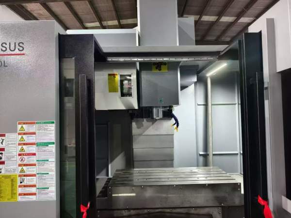 9.99成新小巨人1160加工中心，三线滚柱，机械臂刀库，.