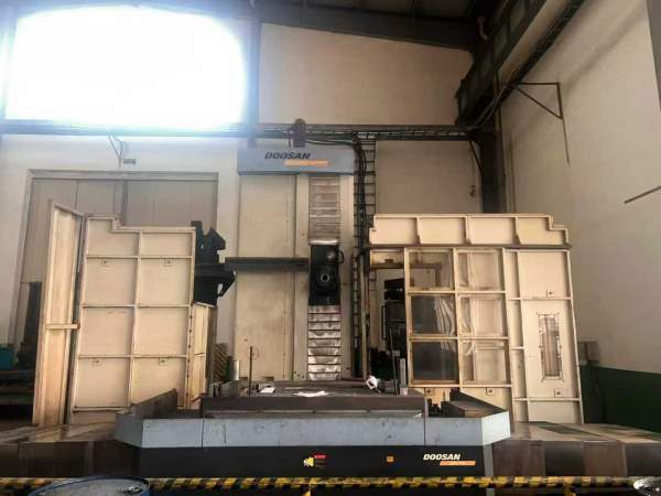 新定斗山110数控刨台镗床，机器非常新，工作台1.4米1..