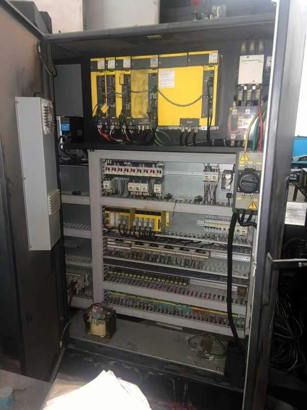 新定斗山110数控刨台镗床，机器非常新，工作台1.4米1..