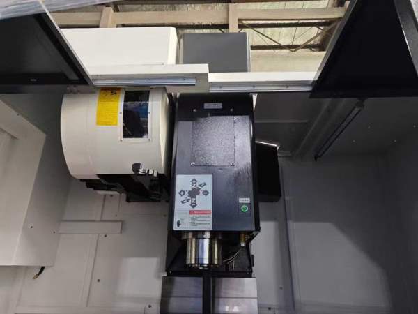 昆山河海全新855加工中心到货，三菱M80系统，三轴滚柱.