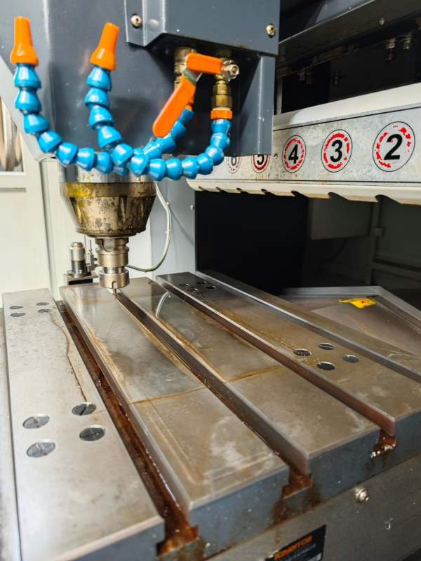 扬森 YS601A-H1雕铣机，工作台mm，三轴行程X600/Y500/.