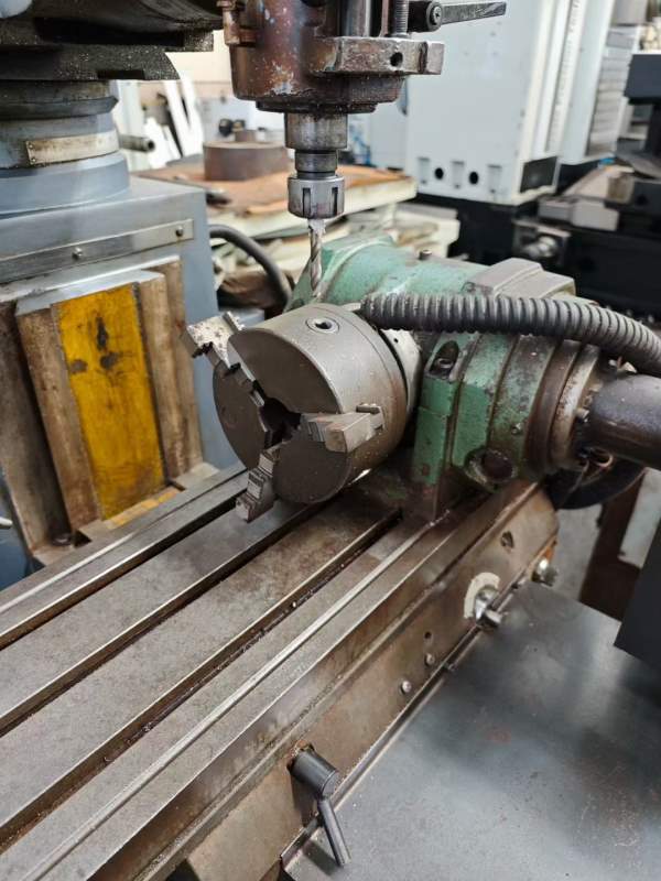 两台炮塔铣床，南通 XJ6325T摇臂万能铣床，襄樊5325万.