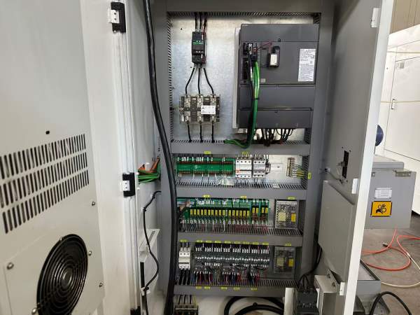 出售虹光伟业VMC-2500加工中心、同款两台、丝杆传动精.