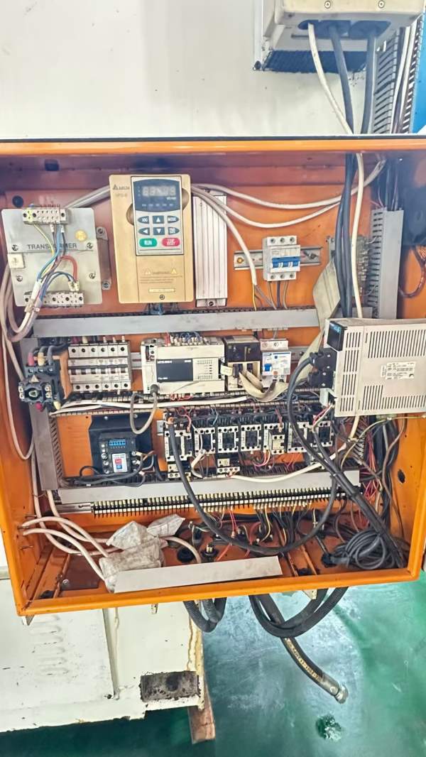 新到一台主新德外圆磨床工作台回转直径320 mm顶尖距（.